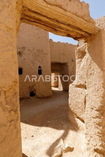 منازل مهجورة مبنية على الطراز المعماري العربي التقليدي بالطوب اللبن في القصور المقبل بالقرب من الرياض في المملكة العربية السعودية