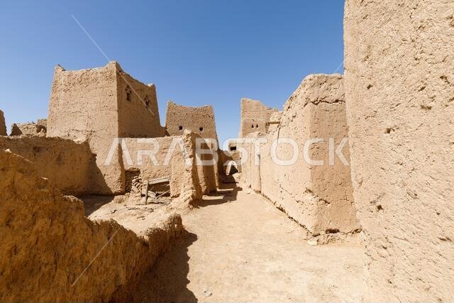 منازل مهجورة مبنية على الطراز المعماري العربي التقليدي بالطوب اللبن في القصور المقبل بالقرب من الرياض في المملكة العربية السعودية