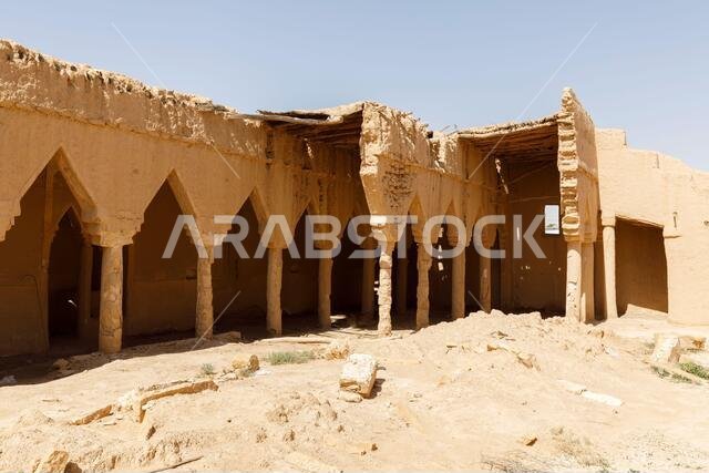منازل مهجورة مبنية على الطراز المعماري العربي التقليدي بالطوب اللبن في القصور المقبل بالقرب من الرياض في المملكة العربية السعودية