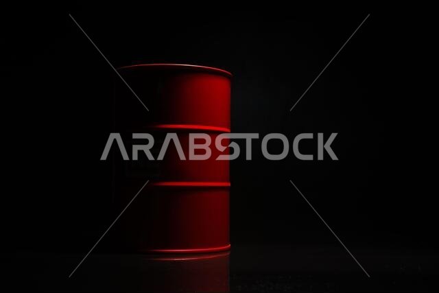 برميل نفط أحمر على خلفية سوداء.