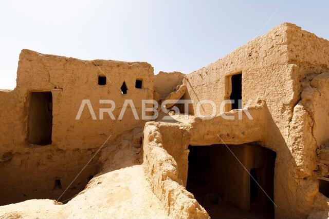 منازل مهجورة مبنية على الطراز المعماري العربي التقليدي بالطوب اللبن في القصور المقبل بالقرب من الرياض في المملكة العربية السعودية