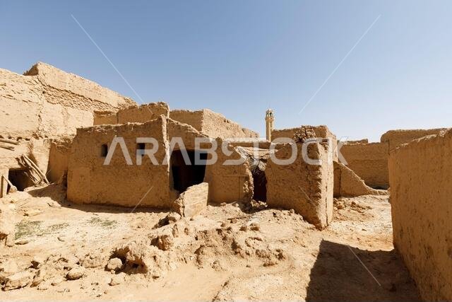 منازل مهجورة مبنية على الطراز المعماري العربي التقليدي بالطوب اللبن في القصور المقبل بالقرب من الرياض في المملكة العربية السعودية