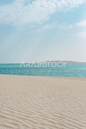 تمتد الصحراء في جنوب قطر إلى خور العديد أو البحر الداخلي، وهو جزء من الخليج العربي. تمتد الصحراء في جنوب قطر إلى خور العديد أو البحر الداخلي، وهو جزء من الخليج العربي.