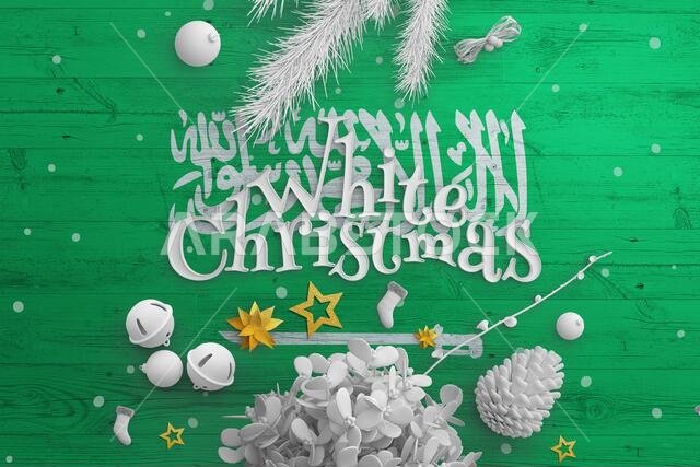 علم المملكة العربية السعودية على طاولة خشبية مع عبارة "عيد ميلاد أبيض". خلفية عيد الميلاد ورأس السنة الجديدة، مفهوم الاحتفال الوطني بديكور أبيض.
