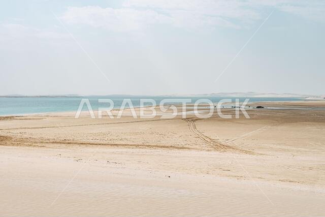 تمتد الصحراء في جنوب قطر إلى خور العديد أو البحر الداخلي، وهو جزء من الخليج العربي.