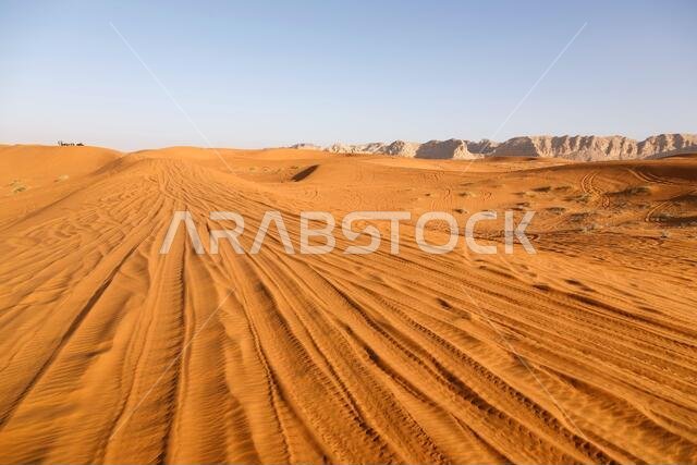 كثبان رملية حمراء تُسمى الرمال الحمراء، تقع جنوب الرياض. يمكنك رؤية مسارات الدراجات الرباعية، لأن هذه الكثبان وجهة سياحية شهيرة لمحبي القيادة.