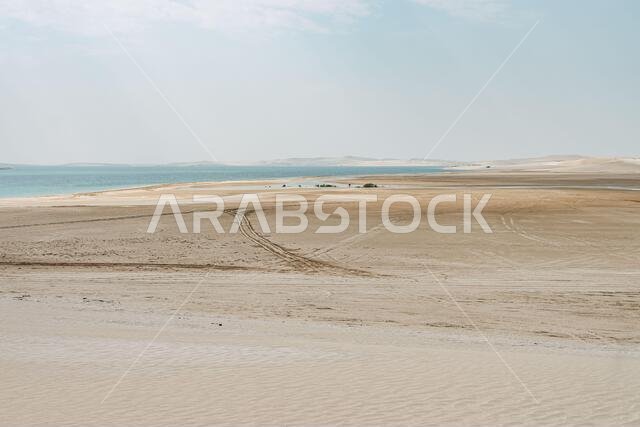 تمتد الصحراء في جنوب قطر إلى خور العديد أو البحر الداخلي، وهو جزء من الخليج العربي.