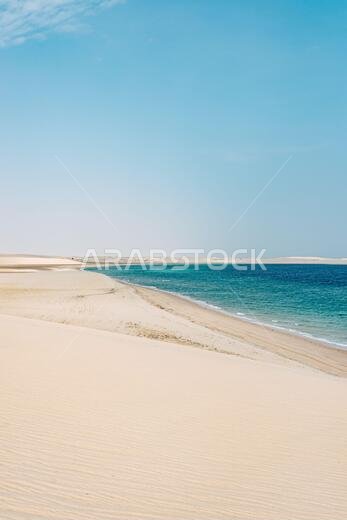 تمتد الصحراء في جنوب قطر إلى خور العديد أو البحر الداخلي، وهو جزء من الخليج العربي.