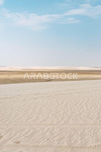 تُعدّ الصحراء الواقعة جنوب قطر امتداداً للربع الخالي الذي يمتد عبر المملكة العربية السعودية والإمارات العربية المتحدة وصولاً إلى عُمان واليمن.