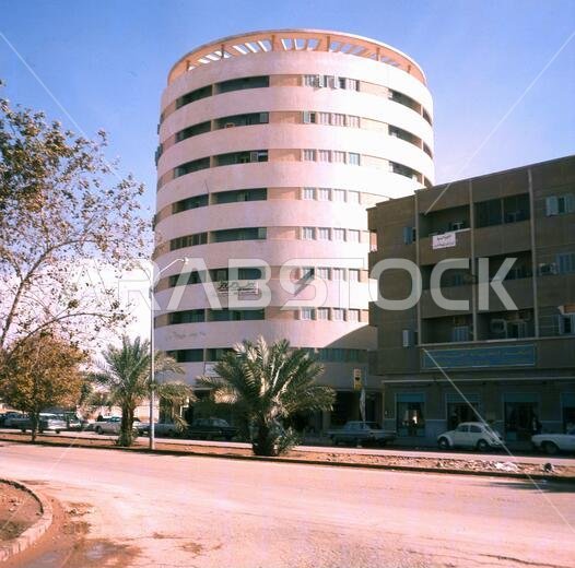 مبنى سكني جديد على شكل برج دائري في الرياض، المملكة العربية السعودية، يعود تاريخه إلى ستينيات القرن العشرين، ويجمع بين العمارة التاريخية والحديثة.