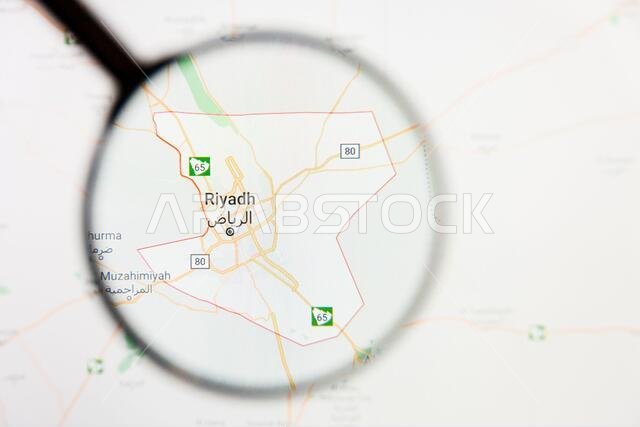 مفهوم توضيحي لتصور مدينة الرياض، المملكة العربية السعودية، معروض على شاشة العرض من خلال عدسة مكبرة مفهوم توضيحي لتصور مدينة الرياض، المملكة العربية السعودية، معروض على شاشة العرض من خلال عدسة مكبرة