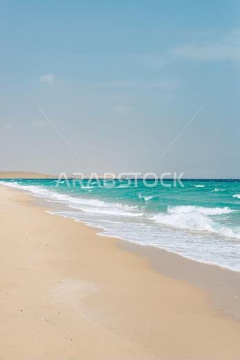 تمتد الصحراء في جنوب قطر إلى خور العديد أو البحر الداخلي، وهو جزء من الخليج العربي.