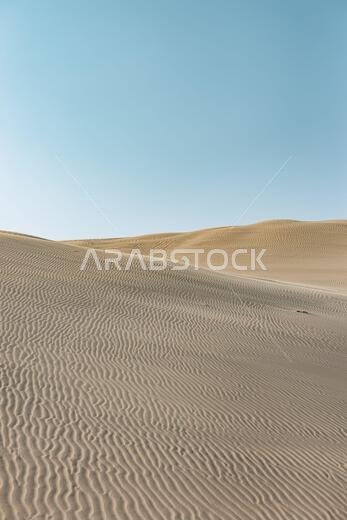 تُعدّ الصحراء الواقعة جنوب قطر امتداداً للربع الخالي الذي يمتد عبر المملكة العربية السعودية والإمارات العربية المتحدة وصولاً إلى عُمان واليمن.