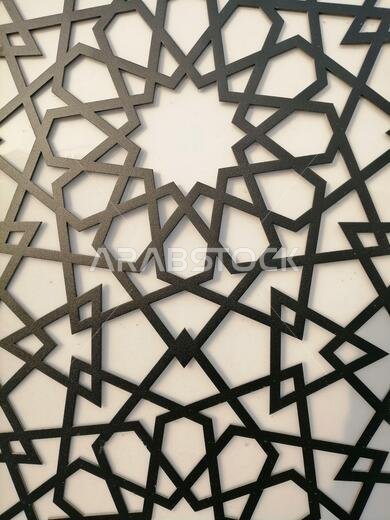 خلفية بنمط أرابيسك حديث. يرتبط هذا التصميم الجميل بالحضارة الإسلامية القديمة، ويتميز بأشكال هندسية متكررة.
