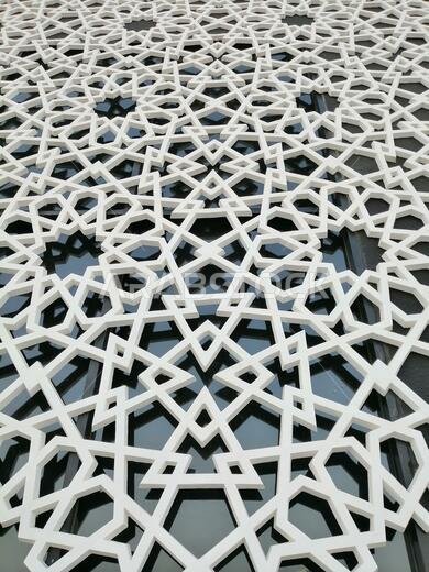 خلفية بنمط أرابيسك حديث. يرتبط هذا التصميم الجميل بالحضارة الإسلامية القديمة، ويتميز بأشكال هندسية متكررة.