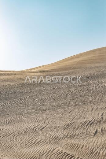 تُعدّ الصحراء الواقعة جنوب قطر امتداداً للربع الخالي الذي يمتد عبر المملكة العربية السعودية والإمارات العربية المتحدة وصولاً إلى عُمان واليمن.