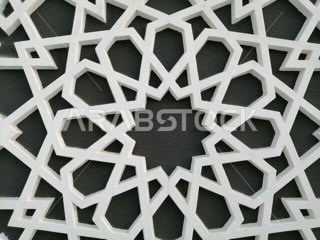 خلفية بنمط أرابيسك حديث. يرتبط هذا التصميم الجميل بالحضارة الإسلامية القديمة، ويتميز بأشكال هندسية متكررة.