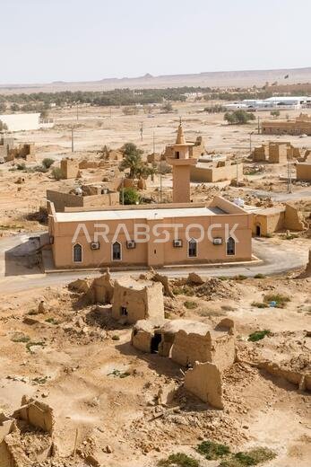 منظر لقرية راغبا الصغيرة التي تضم مسجدًا في وسط الصحراء في المملكة العربية السعودية