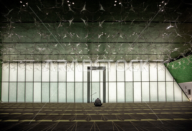 صورة  لرجل يجلس في داخل مصلى في مسجد مركز الملك عبد العزيز الثقافي العالمي في مدينة الظهران في المملكة العربية السعودية ، مركز الملك عبدالعزيز الثقافي العالمي - إثراء ، معالم دينية إسلامية ، العبادة والتقرب إلى الله