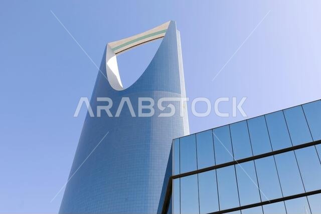 برج المملكة في الرياض، المملكة العربية السعودية. يُعد برج المملكة مركزًا للأعمال والمؤتمرات، ومركزًا تجاريًا، وأحد المعالم الرئيسية لمدينة الرياض.