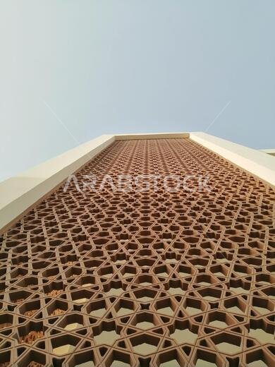 خلفية بنمط أرابيسك حديث. يرتبط هذا التصميم الجميل بالحضارة الإسلامية القديمة، ويتميز بأشكال هندسية متكررة.