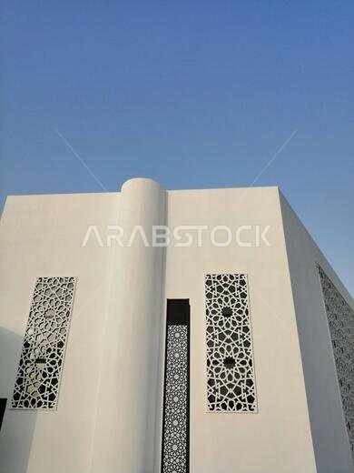 خلفية بنمط أرابيسك حديث. يرتبط هذا التصميم الجميل بالحضارة الإسلامية القديمة، ويتميز بأشكال هندسية متكررة.