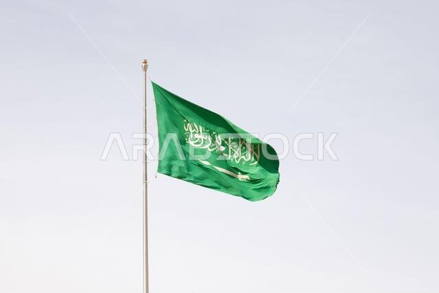 علم المملكة العربية السعودية يرفرف في الريح
