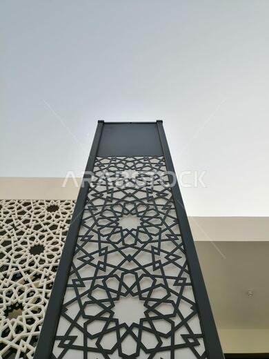 خلفية بنمط أرابيسك حديث. يرتبط هذا التصميم الجميل بالحضارة الإسلامية القديمة، ويتميز بأشكال هندسية متكررة.