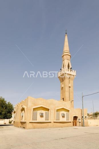 مسجد ذو مئذنة في مكان صغير في المملكة العربية السعودية.