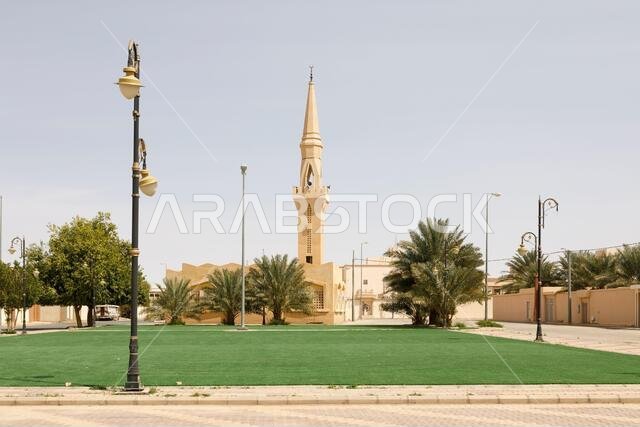 مسجد ذو مئذنة في مكان صغير بالمملكة العربية السعودية. العشب في المقدمة هو عشب صناعي لإضفاء مظهر أجمل على المكان.