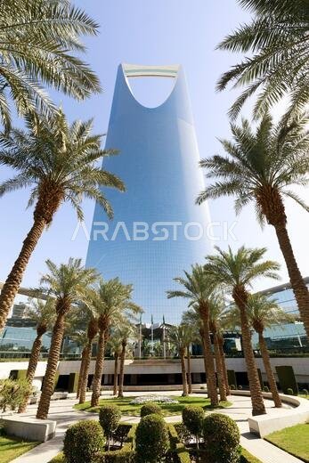 برج المملكة في الرياض، المملكة العربية السعودية. يُعد برج المملكة مركزًا للأعمال والمؤتمرات، ومركزًا تجاريًا، وأحد المعالم الرئيسية لمدينة الرياض.