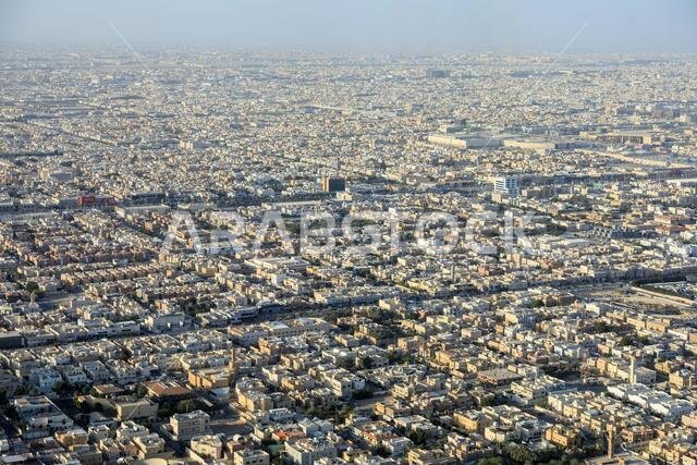 الرياض، المملكة العربية السعودية، ١٤ فبراير ٢٠٢٠: صورة جوية لوسط مدينة الرياض في المملكة العربية السعودية. التُقطت الصور من جسر سكاي بريدج في برج المملكة.