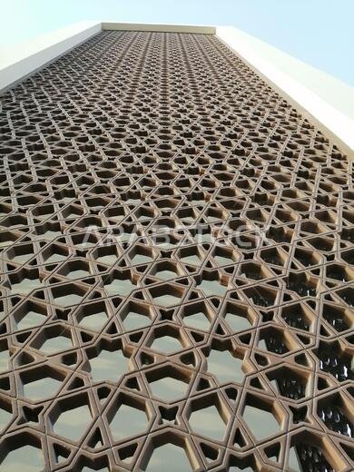 خلفية بنمط أرابيسك حديث. يرتبط هذا التصميم الجميل بالحضارة الإسلامية القديمة، ويتميز بأشكال هندسية متكررة.
