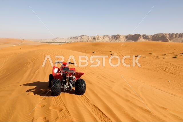 الرياض، المملكة العربية السعودية، 15 فبراير 2020: دراجة رباعية تقف على كثيب رملي في المملكة العربية السعودية. قيادة الدراجات الرباعية في الكثبان الرملية هواية شائعة في المملكة العربية السعودية.