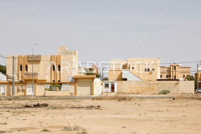 القصب، المملكة العربية السعودية، 16 فبراير 2020: منازل نموذجية في حي ببلدة صغيرة في صحراء المملكة العربية السعودية.
