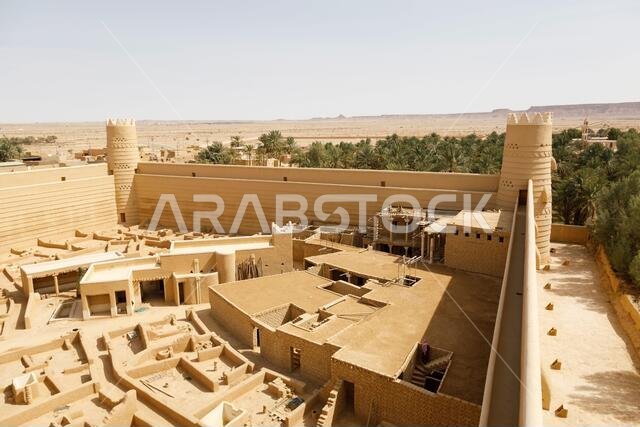 الرغبة، المملكة العربية السعودية، 16 فبراير 2020: منظر لسور القلعة مع البرج الركني في الرغبة، المملكة العربية السعودية. عمال البناء يواصلون أعمالهم.