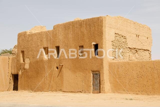 مبنى نموذجي في المملكة العربية السعودية مصنوع من الطوب الطيني.