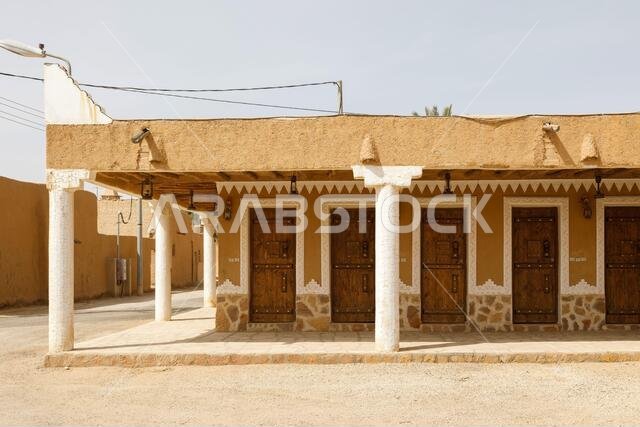 مبنى نموذجي في المملكة العربية السعودية مصنوع من الطوب الطيني.