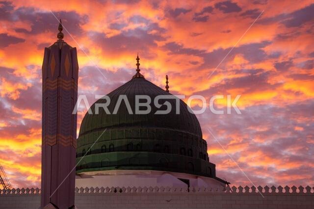 المسجد النبوي غروب الشمس الجميل غائم - المدينة المنورة المملكة العربية السعودية 6 يناير 2020 المسجد النبوي غروب الشمس الجميل غائم - المدينة المنورة المملكة العربية السعودية 6 يناير 2020