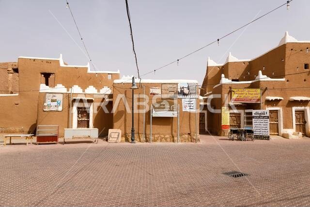 أوشايجر، الرياض، المملكة العربية السعودية، ١٦ فبراير ٢٠٢٠: قرية أوشايجر، الرياض، المملكة العربية السعودية. قرية تقليدية مُرممة مبنية من الطوب الطيني. أوشايجر