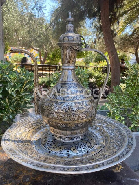 صورة لتحف أثرية قديمة ، تحف إبداعية ذات الطراز القديم ، إبريق دمشقي أنتيك ، خلفية الطبيعة ، التحف و الانتيكات 