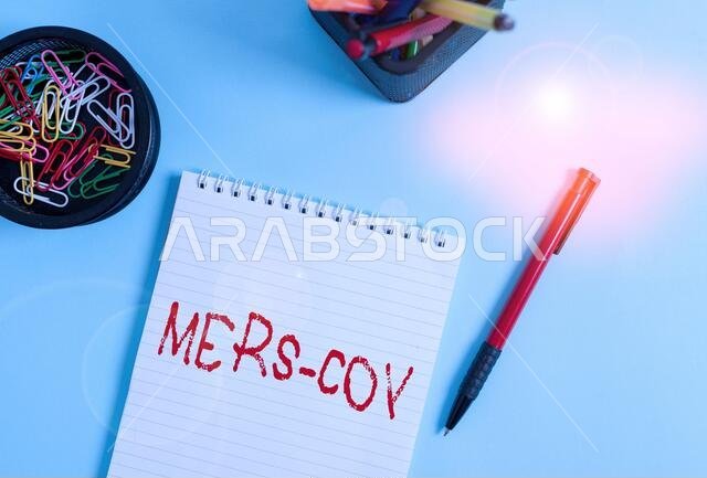 نص كتابة الكلمات، فيروس كورونا المسبب لمتلازمة الشرق الأوسط التنفسية (MERS-CoV). صورة تجارية تُظهر مرضًا تنفسيًا فيروسيًا تم الإبلاغ عنه لأول مرة في المملكة العربية السعودية. دفتر ملاحظات وأدوات كتابة مع c نص كتابة الكلمات، فيروس كورونا المسبب لمتلازمة الشرق الأوسط التنفسية (MERS-CoV). صورة تجارية تُظهر مرضًا تنفسيًا فيروسيًا تم الإبلاغ عنه لأول مرة في المملكة العربية السعودية. دفتر ملاحظات وأدوات كتابة مع c
