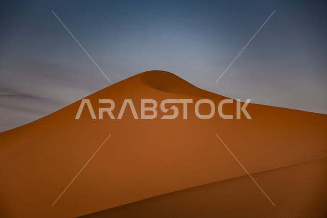 صورة جمالية للكثبان الرملية الصحراوية بالمملكة العربية السعودية، الرمال الذهبية في صحراء السعودية، صحاري السعودية، مناطق صحراوية، الطبيعة الصحراوية في السعودية ، السياحة في السعودية