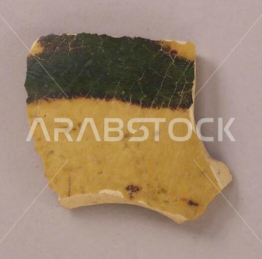 قطعة أثرية، من القرن التاسع، عُثر عليها في المملكة العربية السعودية، الظهران، فخار؛ مطلية ومزخرفة، خزف