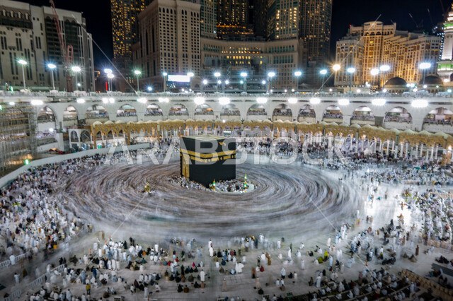 صورة من أعلى الحرم المكي الشريف في مكة المكرمة بالمملكة العربية السعودية، أداء مناسك الحج والعمرة، العبادة والتقرب إلى الله، معالم دينية إسلامية، موسم الحج 2022 ، حجاج المسلمين يطوفون حول الكعبة المشرفة في مكة المكرمة