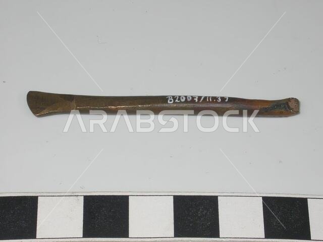 Bronze rod with a flattened oblique end on one side and a bent end (possibly for applying makeup) on the other side., Varia, metal, bronze, L 6.3 cm, Saudi Arabia