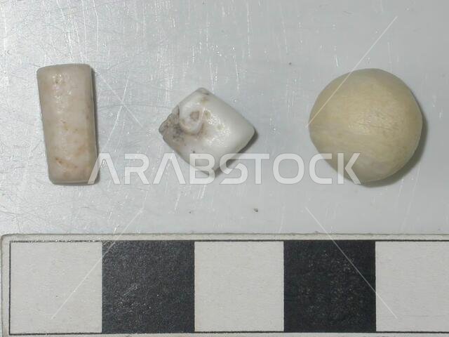 3 worked pieces of stone. One is rectangular, one is a ball and the last one is a block. Possible semi-finished products of beads., Varia, stone, largest: L 1.3 cm, W 0.5 cm, smallest: L 0.8 cm, W 0.6 cm, Saudi Arabia
