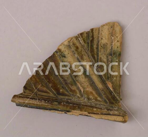قطعة أثرية، يُرجح أنها من القرن الحادي عشر، عُثر عليها في المملكة العربية السعودية، الظهران، مصنوعة من الفخار المزجج، الخزف