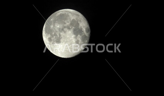 صورة للقمر من بعيد في وسط الليل في السماء ، ضوء القمر ليلا ، القمر الساطع في السماء ليلا 