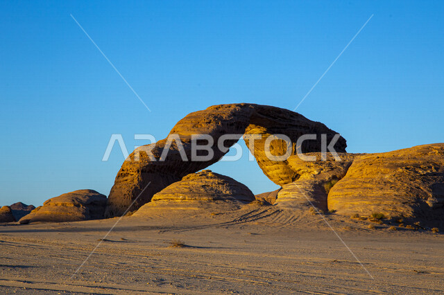 التكوينات الصخرية الطبيعية في مدينة العلا بالمملكة العربية السعودية، المعالم التاريخية الأثرية السياحية، الطبيعة الصحراوية، المرتفعات الجبلية في محافظة العلا، السياحة في السعودية، قوس صخري في مدينة العلا